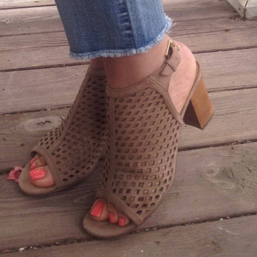 NWT Liz Claiborne Gemma Tan Cutout Block Heeled Sandals